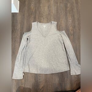 Women’s SO Gray Long Sleeve Shoulder Cut Out Top Size Medium